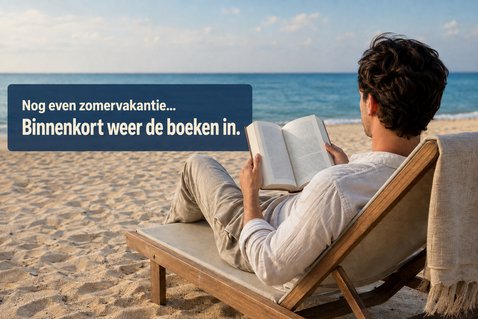 Student leest op het strand met de tekst Nog even zomervakantie, binnenkort weer de boeken in